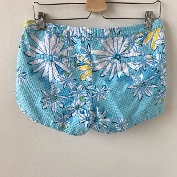 Lily Pulitzer blue daisy pattern shorts - Picture 2 of 10